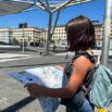 Bambina con Mappa di Napoli per bambini alla stazione di Napoli