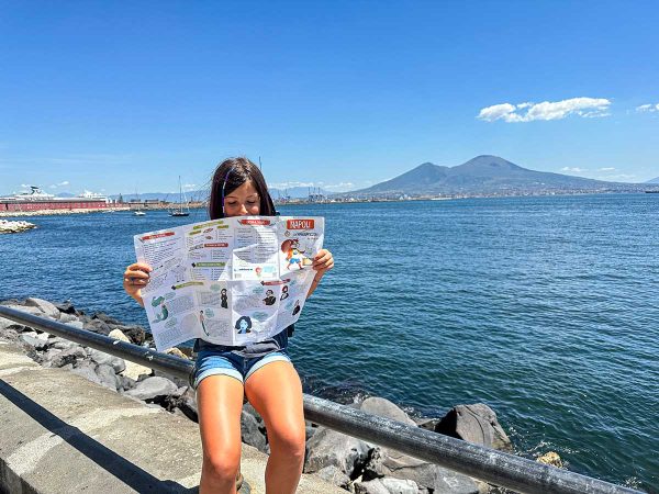 Bambina con Mappa di Napoli per bambini sul lungomare di Napoli