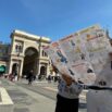 bambini con la mappa di Milano di Viaggiapiccoli