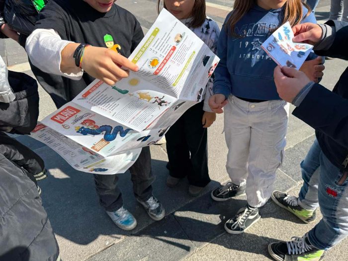 bambini co adesivi della mappa di Milano di Viaggiapiccoli